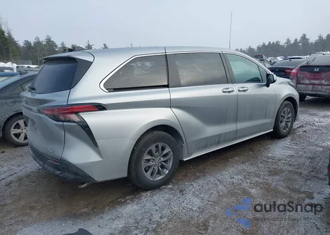 2021 Toyota Sienna Le z USA, uszkodzony, nr VIN 5TDKRKEC6MS065788
